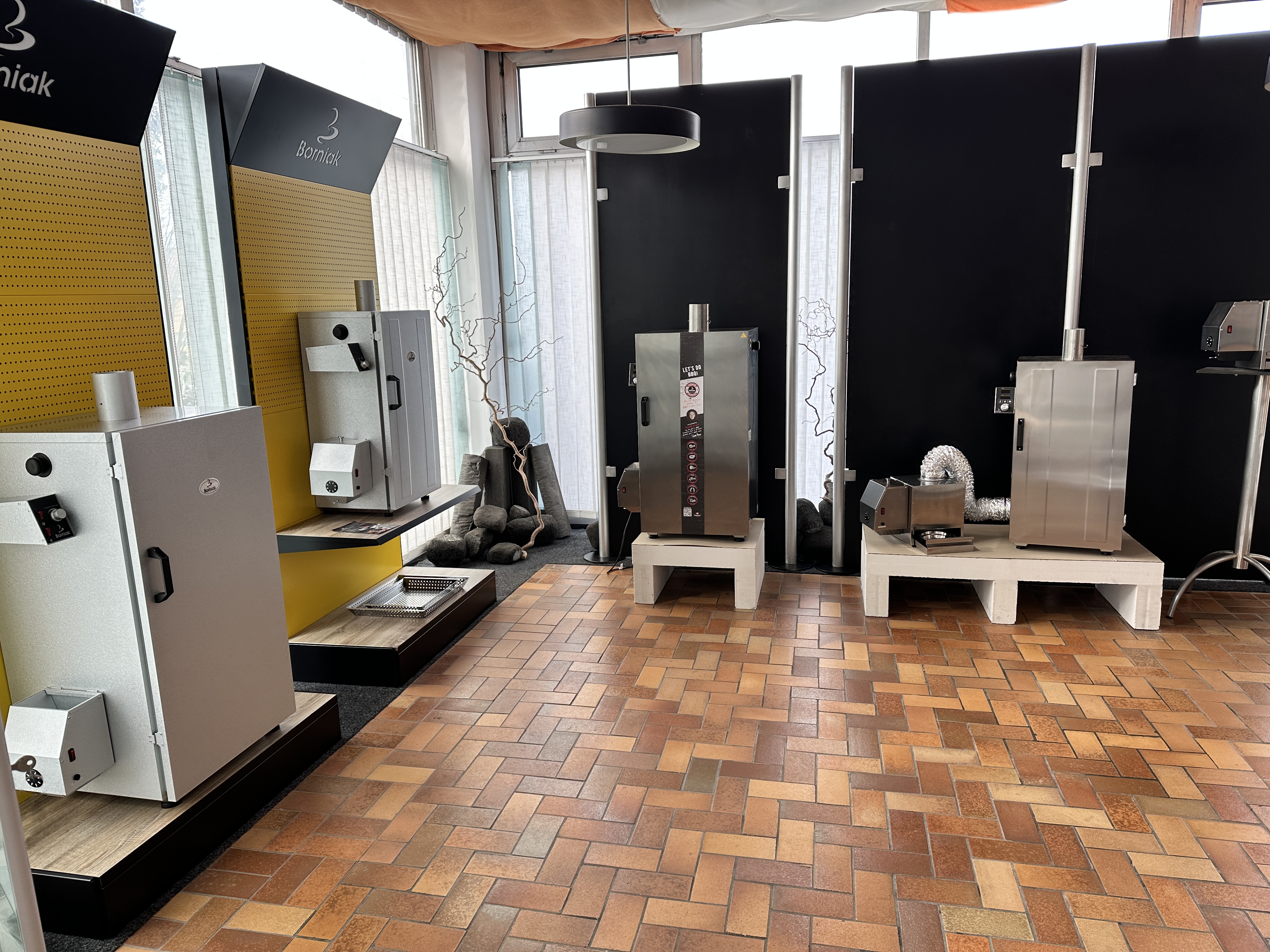Borniak Räucheröfen in der Ausstellung von Colomi Minerals